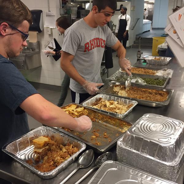 students clearing food trays